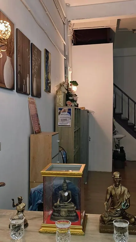 มุมพระประจำร้านและทางเดินภายในร้านนวด