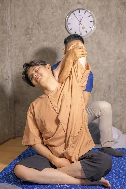 นวดแก้อาการออฟฟิศซินโดรม ยืดกล้ามเนื้อคอบ่าไหล่