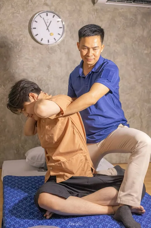ท่าดัดยืดเส้นแก้อาการปวดตึงบ่าไหล่