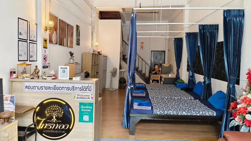 โซนต้อนรับและเตียงนวดไทยภายในร้านไทรทอง