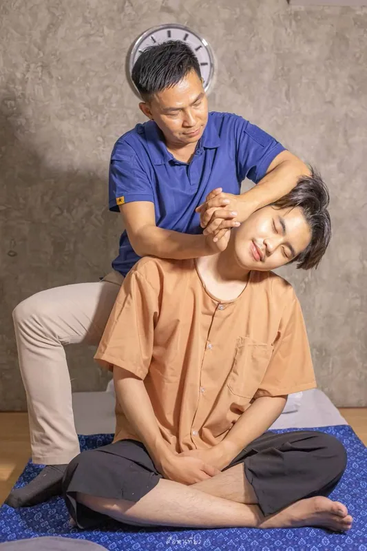 ท่าดัดยืดเส้นแบบนวดแผนไทย